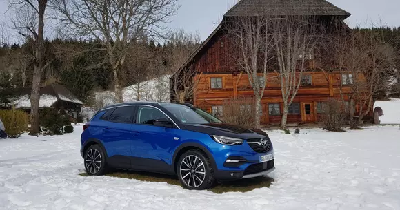 Opel Grandland X Hybrid4: un SUV cu trei inimi