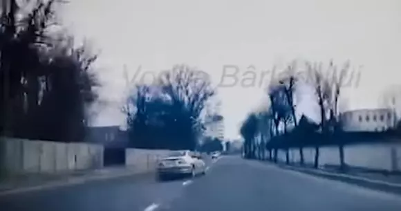 Accident teribil la Bârlad: şoferul unui BMW a pierdut controlul după o depăşire (Video)