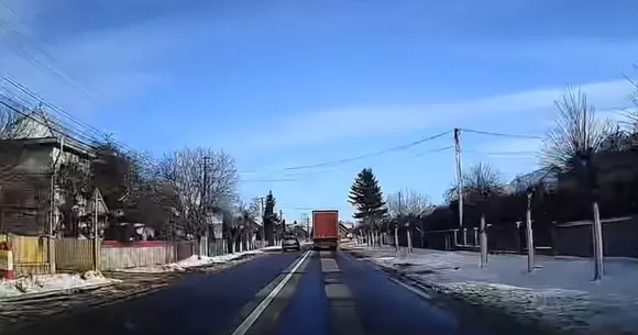 Şofer de 79 de ani, linie continuă şi două camioane. Ce a urmat pe drumul naţional intră la categoria "Miracole" (Video)