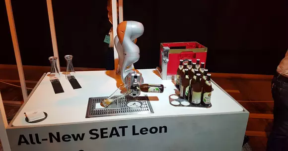 Robotul chelner - un vis îndeplinit