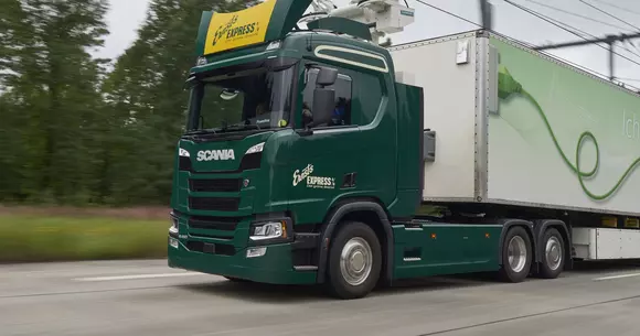 Cum funcţionează camioanele cu pantograf şi când le vedem pe străzi