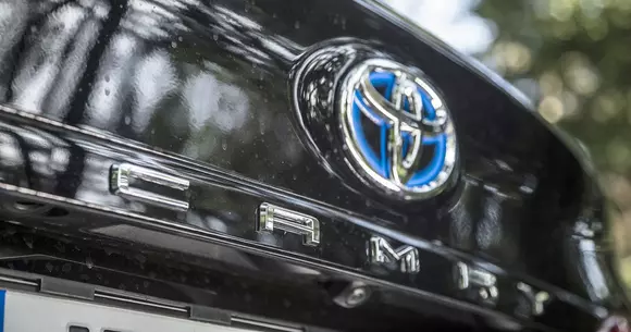 Președintele Toyota avertizează: mașinile electrice pot duce industria auto în colaps