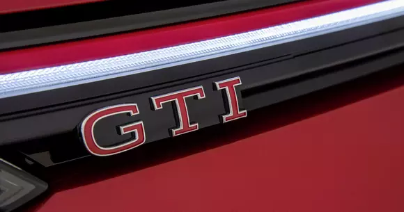 Noul Volkswagen Golf GTI - informaţii şi galerie foto
