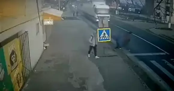 Iată la ce duce neatenția: o mamă și copilul ei au fost spulberați de un TIR în Ilfov (Video)