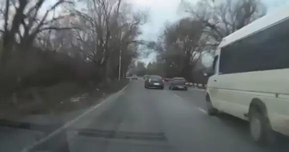 Iată la ce poate să ducă un moment de neatenţie la volan pe timp de iarnă (Video)