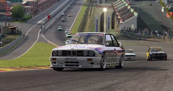 Nu știi la ce să te uiți diseară? Are BMW România o propunere: cel mai tare campionat de sim racing din țară