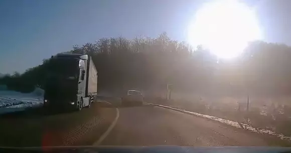 La un pas de moarte pe un drum din zona Sibiului! A avut noroc acest şofer? (Video)