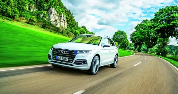 Audi Q5 55 TFSI e: SUV cu priză, treci prin criză!