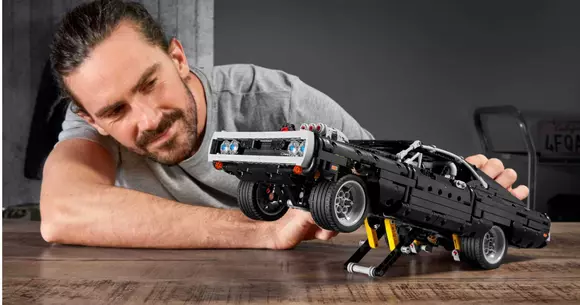 Idee de cadou: Dodge Chargerul lui Dom din Fast & Furious în varianta Lego