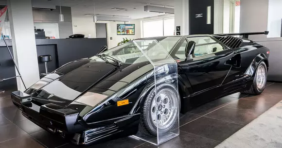 Lamborghini Countach 25th Anniversary într-un showroom scos din timp