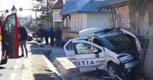 Mașină de poliție, înfiptă în casă după coliziunea cu mașina unui jandarm (VIDEO)