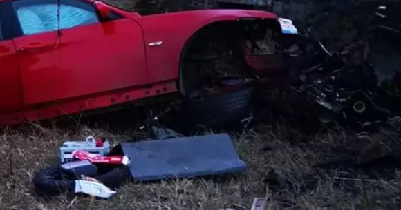 Cum a reuşit acest şofer de BMW să rupă maşina în două şi să iasă singur din epavă!?!