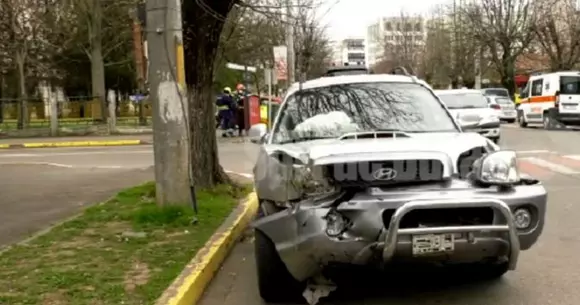 Un buzoian care ar fi trebuit să stea în izolare a provocat un accident rutier violent