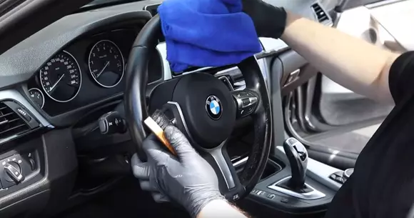 Protejează-te de coronavirus! Cum să-ți igienizezi mașina în timpul pandemiei