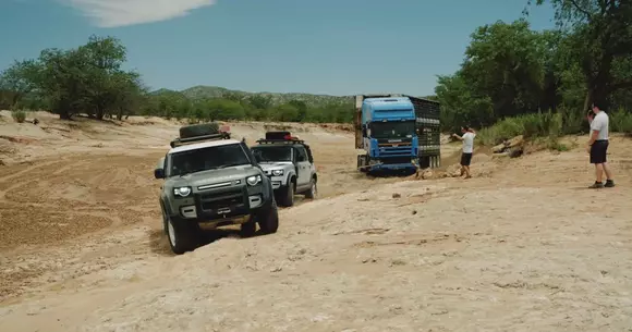 Două Land Rover Defender tractează un TIR blocat de trei zile în deșert (VIDEO)