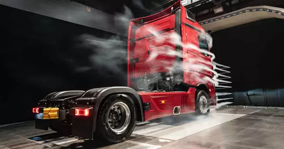 Cum a devenit Mercedes-Benz Actros mai sigur renunțând la oglinzile clasice (VIDEO)