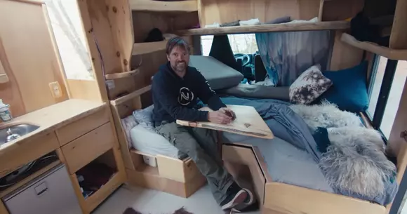 Așa să tot stai izolat! Un tip și-a construit propria cabană de munte pe roți (VIDEO)