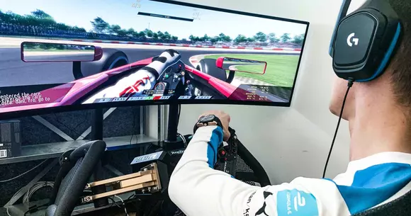 Cursele dispar din viața reală, piloții trec în online. Astăzi este Super Sim Saturday