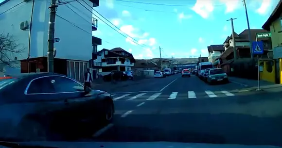 Un tânăr a fost la un pas să fie spulberat pe o trecere de pietoni din Râmnicu Vâlcea. Surprinzător e însă cine era să-l accidenteze (Video)