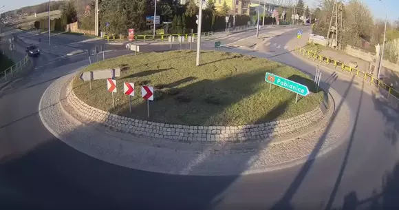 Probabil este accidentul anului! Cum a reușit să "zboare" peste sensul giratoriu (Video)