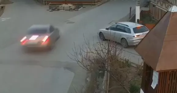Un accident teribil surprins de camere în județul Alba. Unde a greșit șoferul? (Video)
