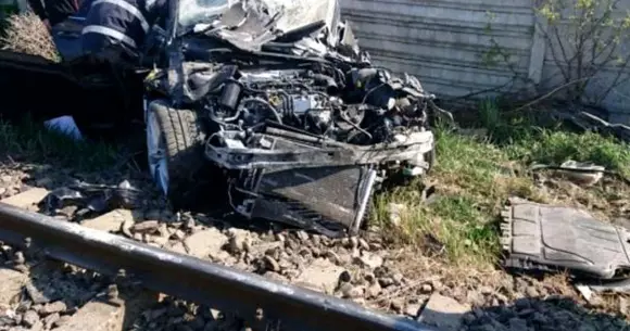 Un tren a spulberat o mașină în județul Buzău. Ce a urmat a surprins autoritățile