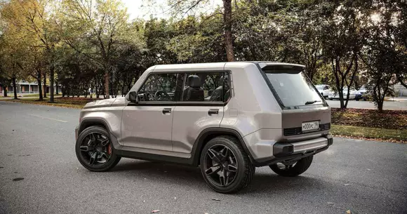 N-ai bani de un Mercedes-Benz G-Class? Poți să îți faci unul dintr-o Lada Niva