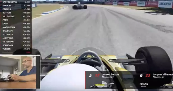 Cum se descurcă un pilot F1 în sim racing doar cu controller? Ne arată Villeneuve
