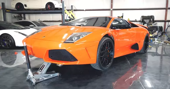 Își face singur revizia la Lamborghini! Cât ar fi costat la dealer?