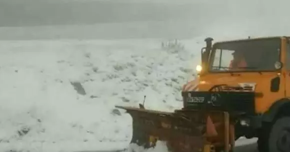 Zăpadă de șase metri pe Transfăgărășan! Au loc acțiuni de deszăpezire