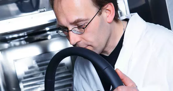 Meserii de care nu știai că există: mirositor profesionist la Audi (VIDEO)