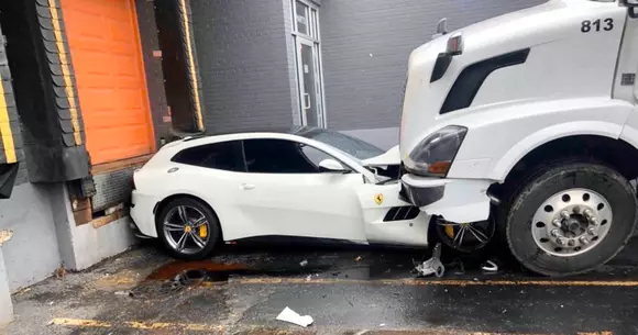 Un angajat a parcat TIR-ul de muncă pe Ferrari-ul șefului său. De la ce a pornit totul