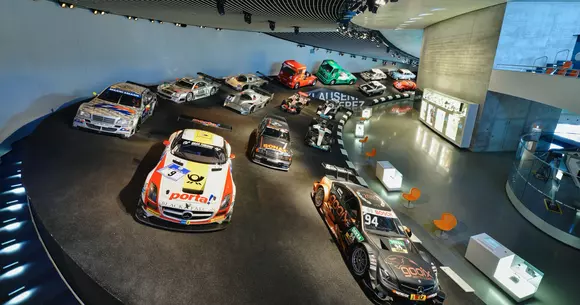 (VIDEO) Cel mai cool video de prezentare: muzeul Mercedes-Benz din Stuttgart