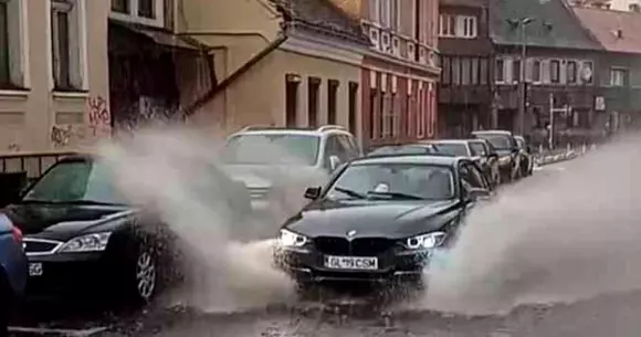 Revoltător: Pietoni din Brașov, udați din cap până în picioare de un șmecher cu BMW pus pe distracție (VIDEO)