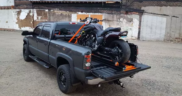 Vrei să transporți o motocicletă singur? Uite o soluție fabricată în România