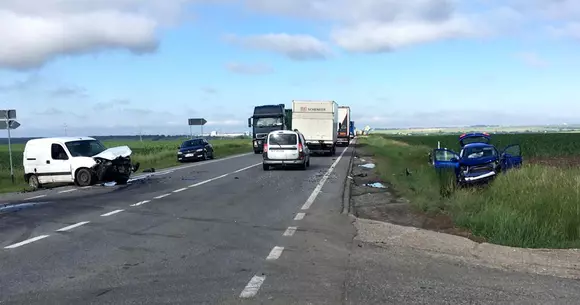 Scene șocante pe șosele. Patru persoane, transportate de urgență la spital din cauza unui șofer din Dolj (Video)