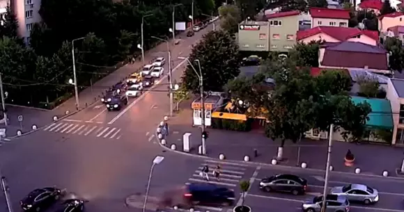 La un pas de moarte într-o intersecție din București (Video)