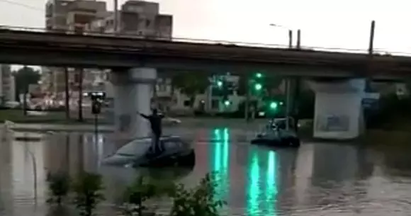 Şoferi din Arad nevoiți să-şi abandoneze maşinile după o ploaie torențială