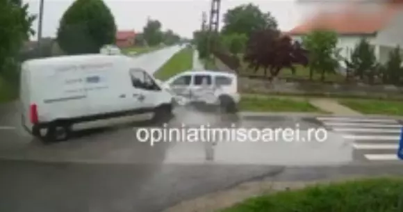 Moment dramatic pe o șosea din Timiș: un microbuz izbește violent un autoturism (VIDEO)