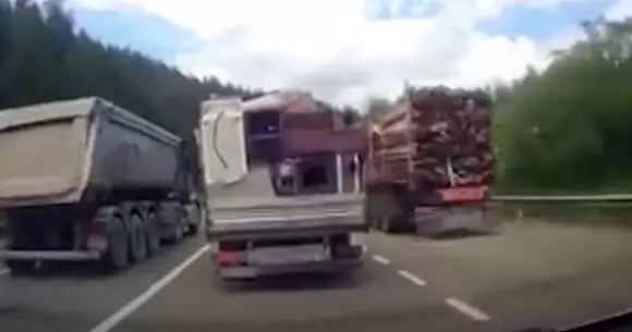 Depășire dementă pe drumul de la Suceava spre Rădăuţi! Acest șofer merită să rămână fără permis (Video)