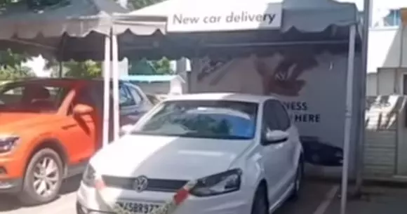 Tutorial video: cum să răstorni o mașină nouă în doar 10 secunde