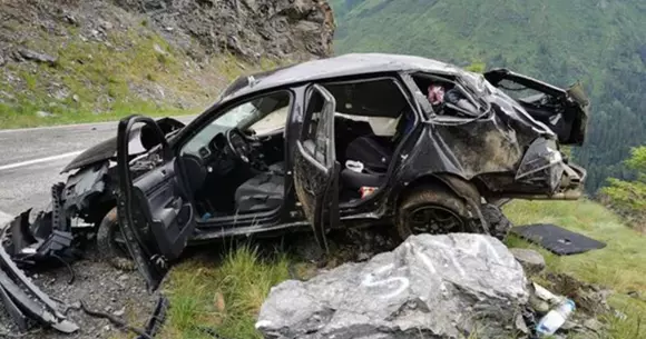 Un mort și doi răniți după ce o mașină s-a prăvălit în gol pe Transfăgărășan