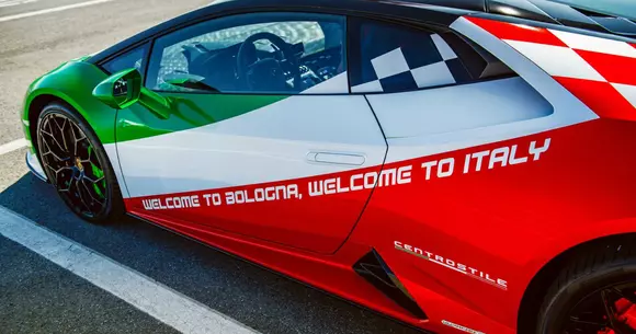 Aeroportul din Bologna are cea mai tare mașină de taxi din lume