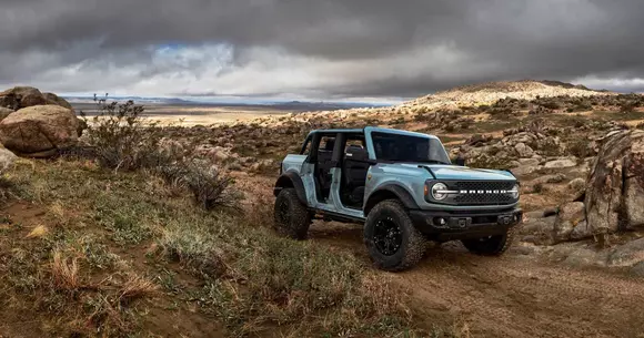 Noul Ford Bronco debutează ca rivalul direct al lui Jeep Wrangler