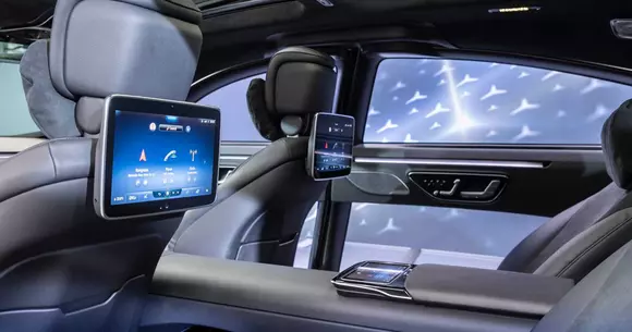 Mercedes-Benz Clasa S își prezintă sistemul MBUX. Va avea cinci ecrane