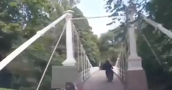 Poliția din Norvegia nu se oprește pentru nimic: îi urmărește pe suspecți prin parc! (VIDEO)