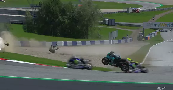 VIDEO: Valentino Rossi, la un pas de a fi spulberat de o motocicletă zburătoare