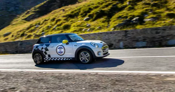 Primul Mini electric de curse din lume este în România. Unde îl vom vedea