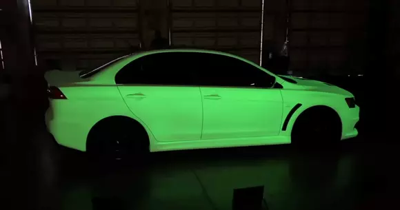 Tuning strălucitor: vopsea care luminează în întuneric