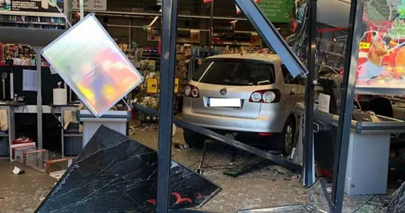 O șoferiță a intrat într-un Mega Image cu tot cu mașină, la Ciolpani